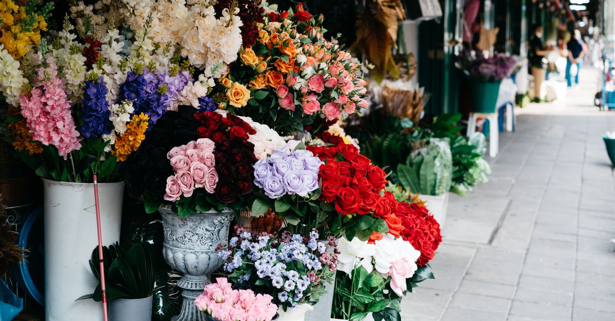 Creating Seasonal Arrangements: A Guide for Subscribers