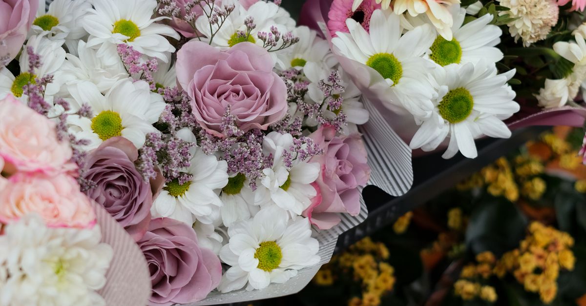 The Role of Customer Feedback in Enhancing Flower Delivery Services